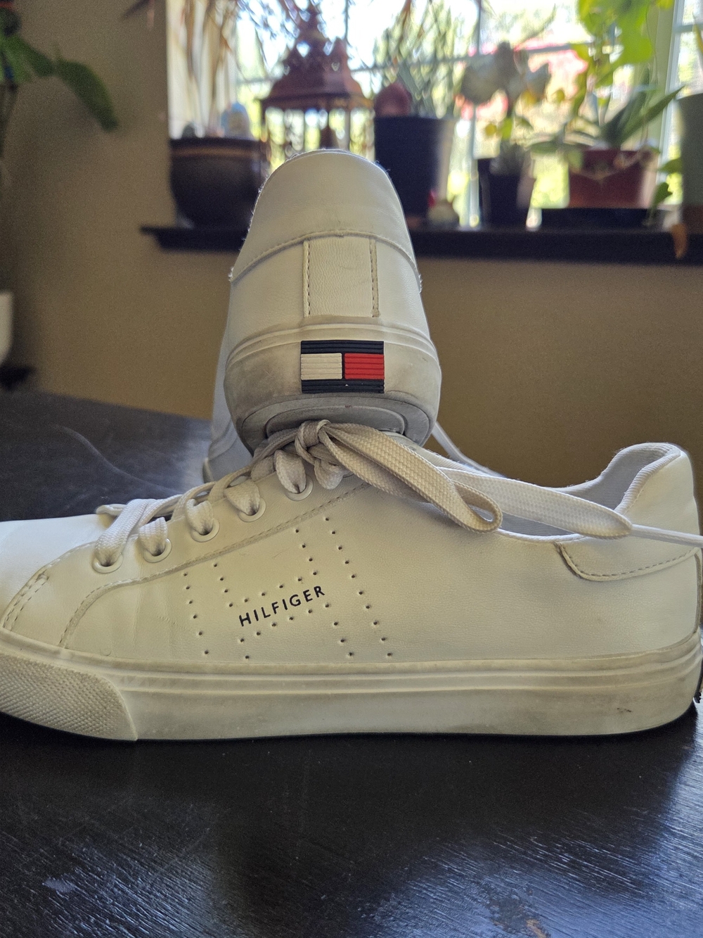 Tommy Hilfiger White Leather Low-Top Sneakers with Flag Detail